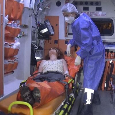 Eşiyle tartıştı! 5'inci kattan atlarken 4'üncü katta komşuları tuttu!
