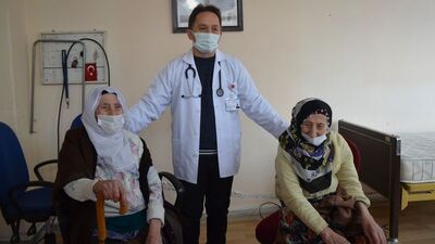 İkiz nineler, ikinci doz aşılarını oldu