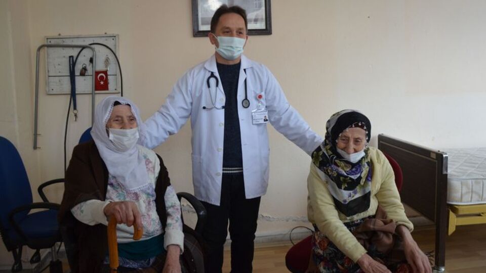 İkiz nineler, ikinci doz aşılarını oldu