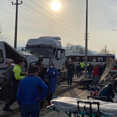 TIR çok sayıda araca çarptı! Ölü ve yaralılar var