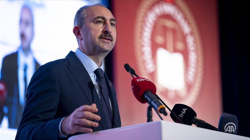 "Adliyenin kapısı adaletin kapısıdır"