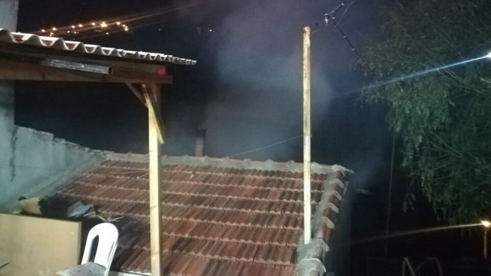 Annesi, eşi ve çocukları evdeyken evi ateşe verdi