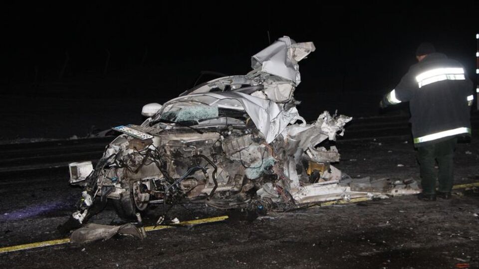 Otobüsle çarpışan otomobil ikiye bölündü! 1 kişi öldü