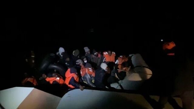 Fırtınada lastik botla sürüklenen 34 sığınmacı kurtarıldı