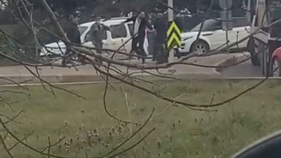 Tekmeli, yumruklu yol verme kavgası!