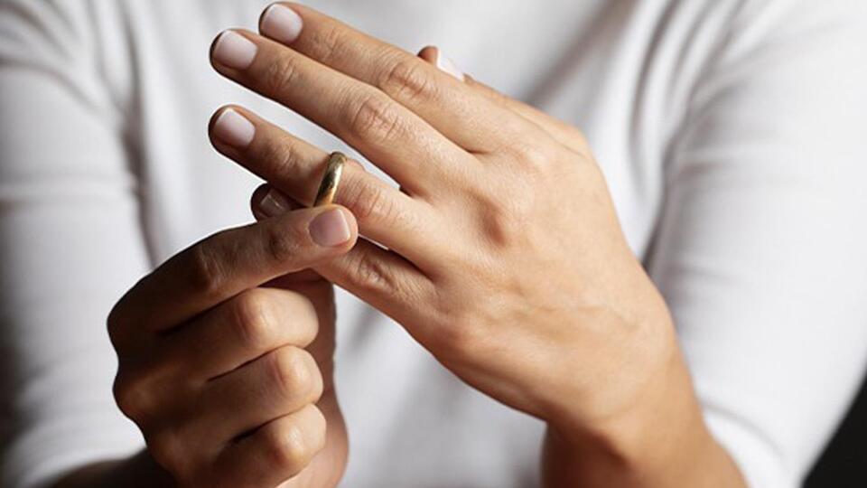 Eşin maaş kartını almak 'ekonomik şiddet!'