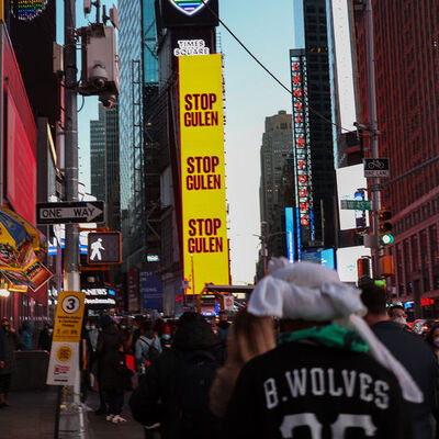 New York'ta "Gülen'i durdurun" ilanı
