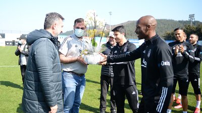 Sağlık ekibine çiçek