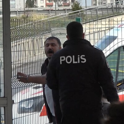 Metrobüs durağında dehşet!