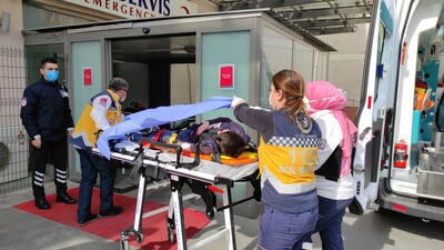 Bahçede oynarken saçmaların hedefi oldu!