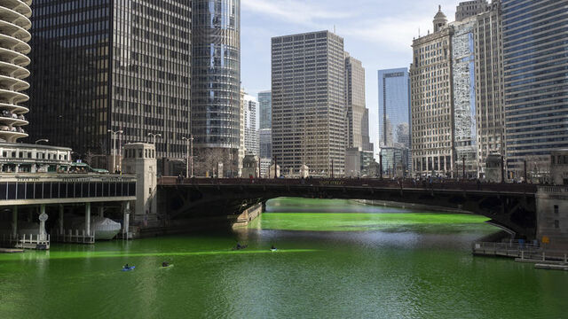 Chicago Nehri'nin rengi yeşile döndürüldü