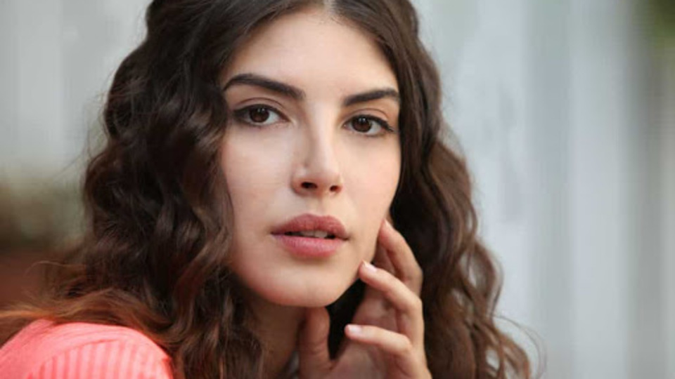 Deniz Baysal kimdir?