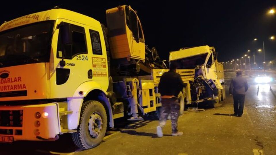 Kontrolden çıkan kamyon oto kurtarıcıya çarptı