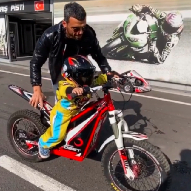 2 yaşındaki oğlu motosiklet sürdü