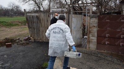 Babasını öldürüp okula gitti!
