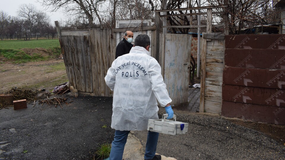 Babasını öldürüp okula gitti!