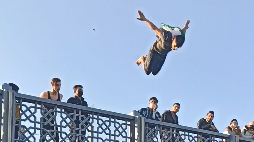 Kısıtlamada köprüden atladılar!