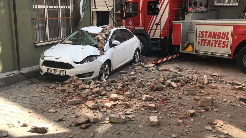 Beyoğlu'nda bina çatısı çöktü!