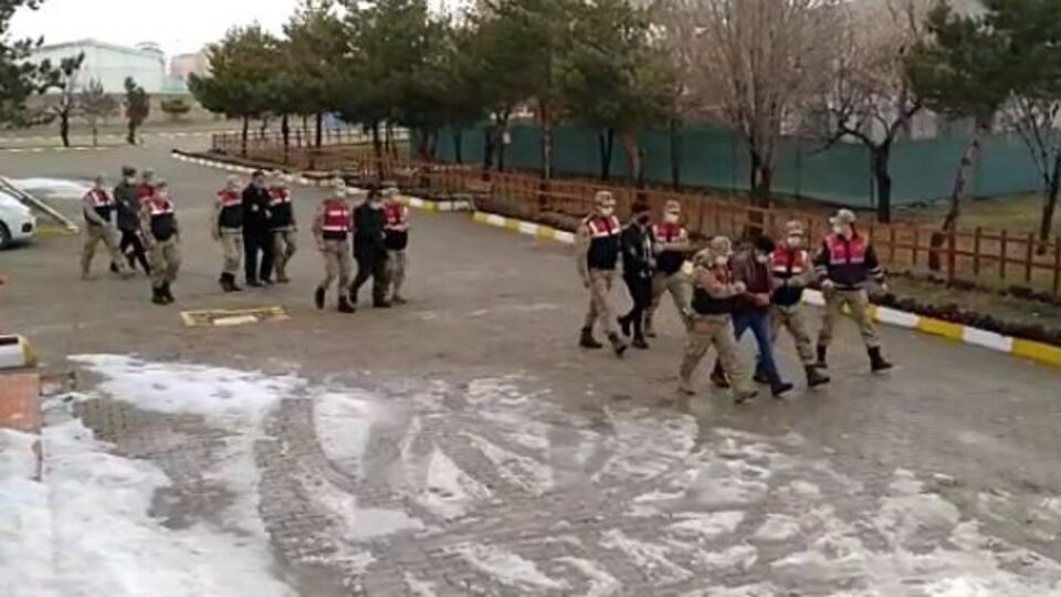 Çocuk ve kadınlarla tehdit eden tefeciler yakalandı