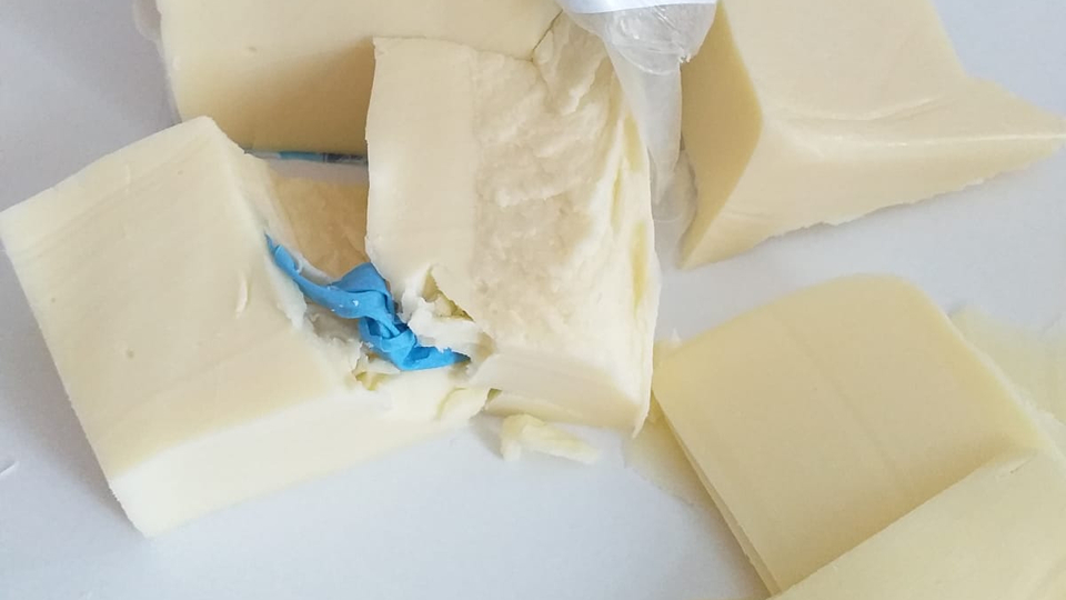 Akılalmaz iddia! Peynirden lastik eldiven çıktı