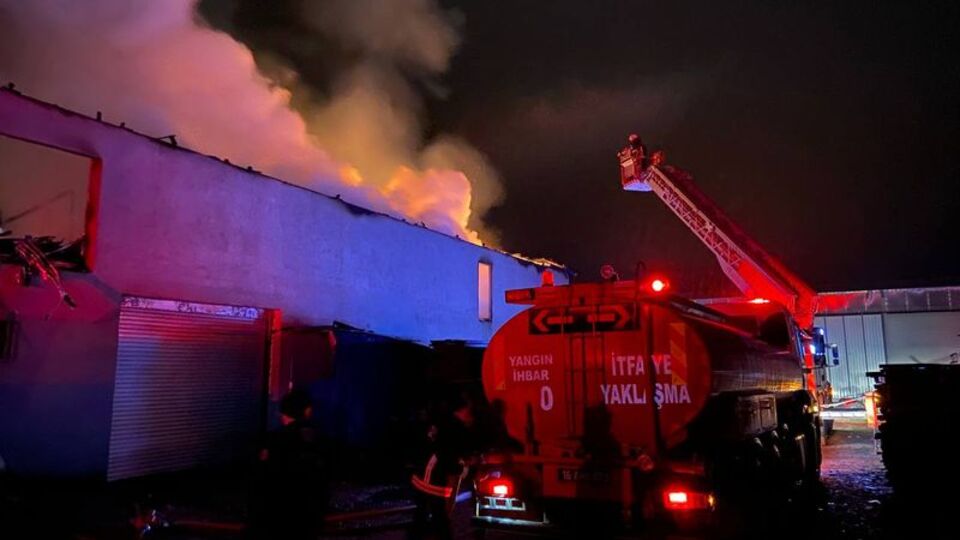Bursa'da mobilya fabrikasında yangın paniği