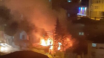 Karabük'te iki katlı bina alev alev yandı