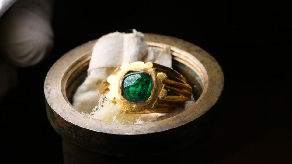 Kasada saklıyor... Sadece ışık altında görülüyor!