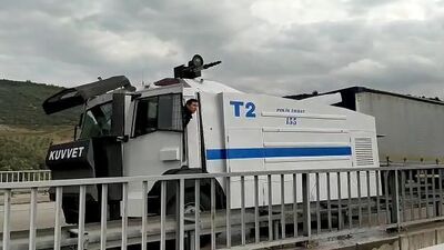 TIR'ın dorsesinde çıkan yangını TOMA söndürdü