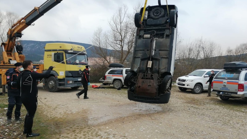 Gölete uçan araçtaki çift hayatını kaybetti!