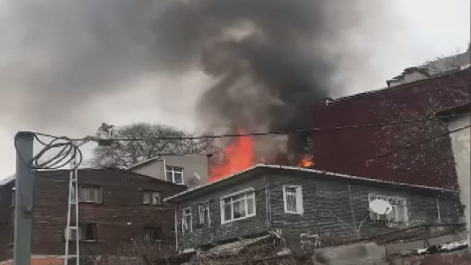 Şişli'de ahşap binada yangın!