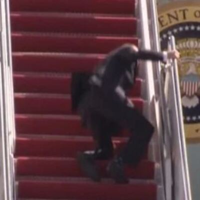 Biden uçağa binerken düştü