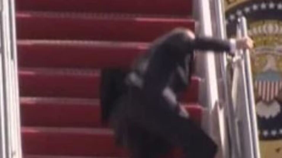 Biden uçağa binerken düştü