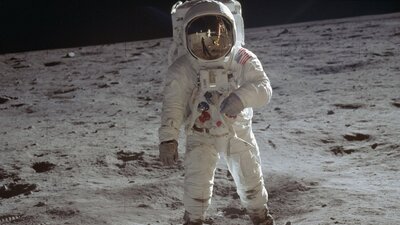 İlk kez bir kadın Ay'da yürüyecek!
