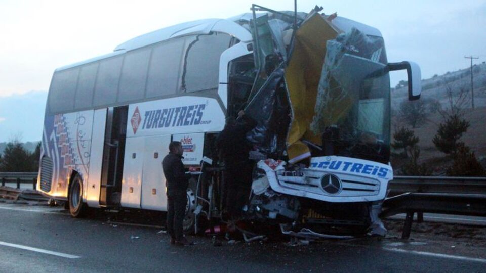 Yolcu otobüsü kamyona çarptı!