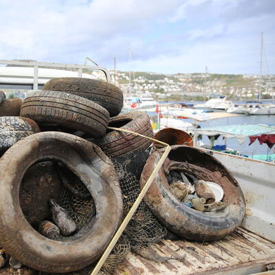 Bodrum'da denizden 1 saatte yarım ton atık çıkarıldı!