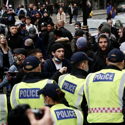 Avrupa Kovid-19 kısıtlamalarına karşı sokakta!