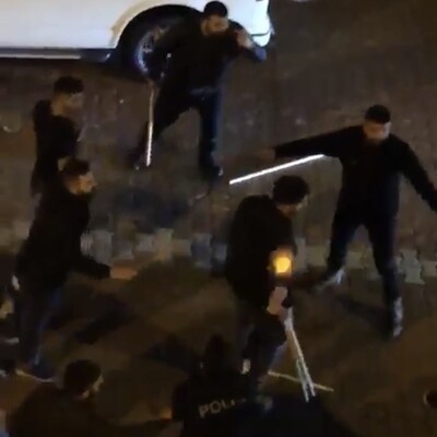 Taş ve sopalarla iş yerine saldırdılar!