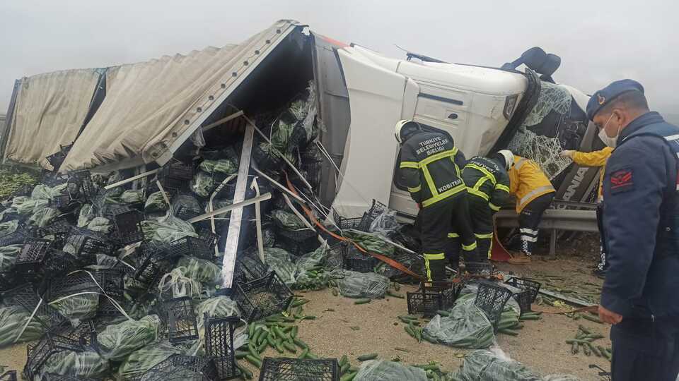 Sebze yüklü TIR devrildi: 2 ölü!
