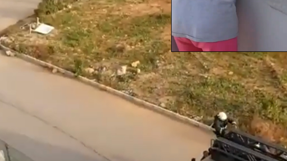 Alevlerden kaçıp terasa sığındılar!