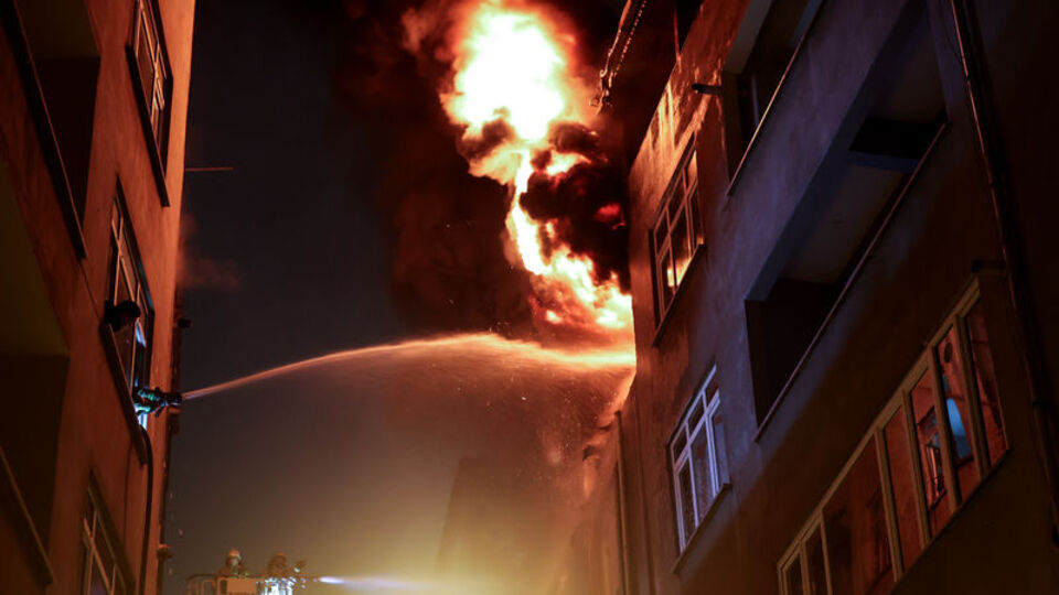 Şişli'de lastik deposunda yangın