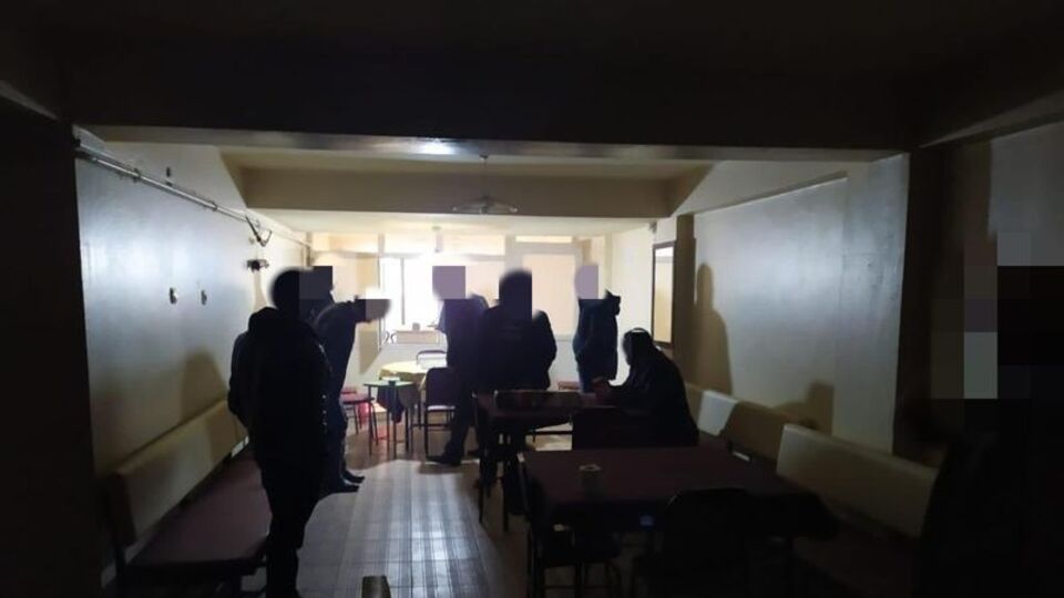 Okey oynatılan iş yerine Kovid-19 baskını