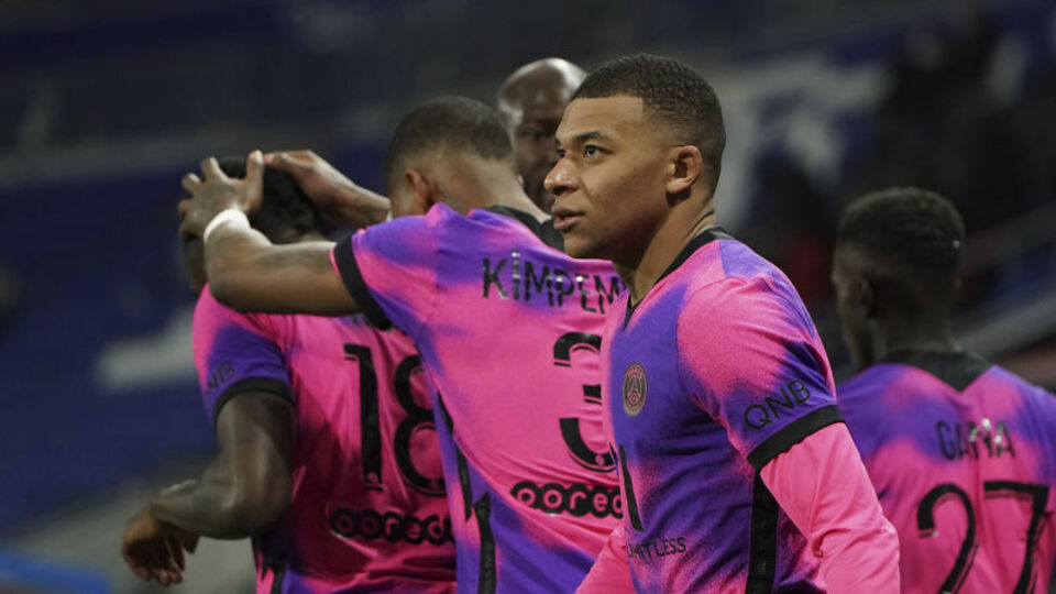 Zirvede 6 gollü düello!