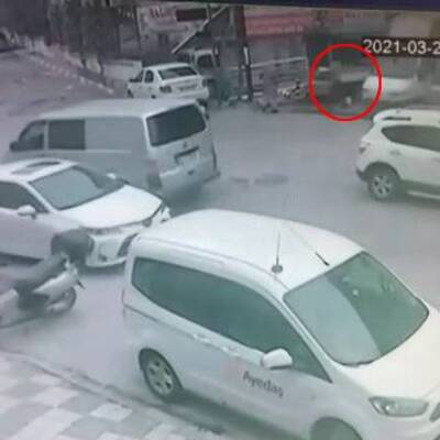 İki kamyonetin arasında kaldı, sonrası inanılmaz!