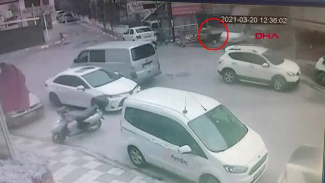 İki kamyonetin arasında kaldı, sonrası inanılmaz!