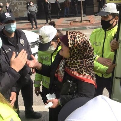 Anne-kız ortalığı birbirine kattı