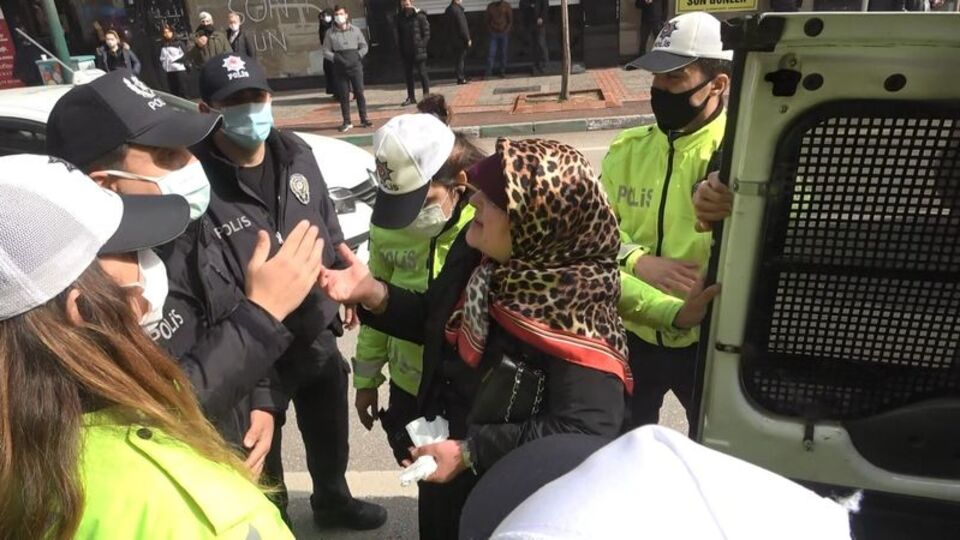 Anne-kız ortalığı birbirine kattı