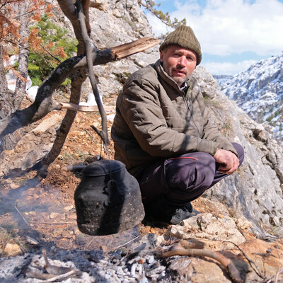 Babası 6 yaşında Toroslar'a bıraktı! Hayvanları izleyerek hayatta kaldı