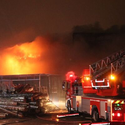Mobilyacılar çarşısında yangın: 5 iş yeri kül oldu