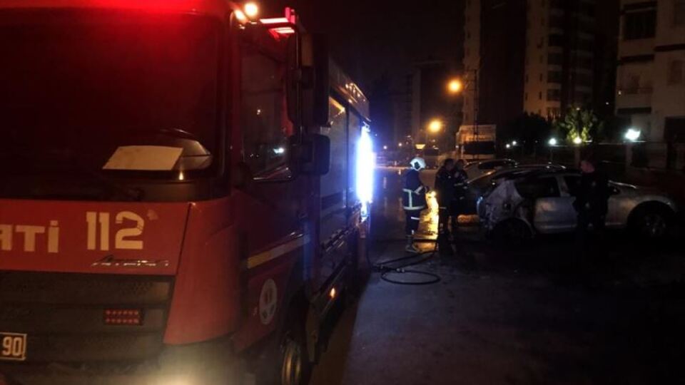 Adana'da 2 otomobil ateşe verildi