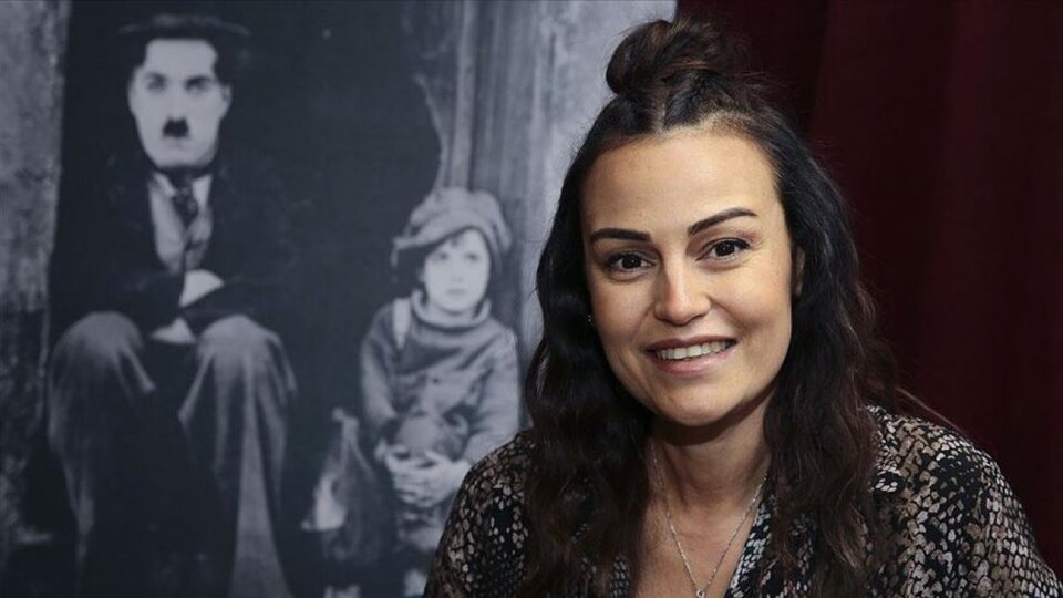 Açelya Elmas kimdir?